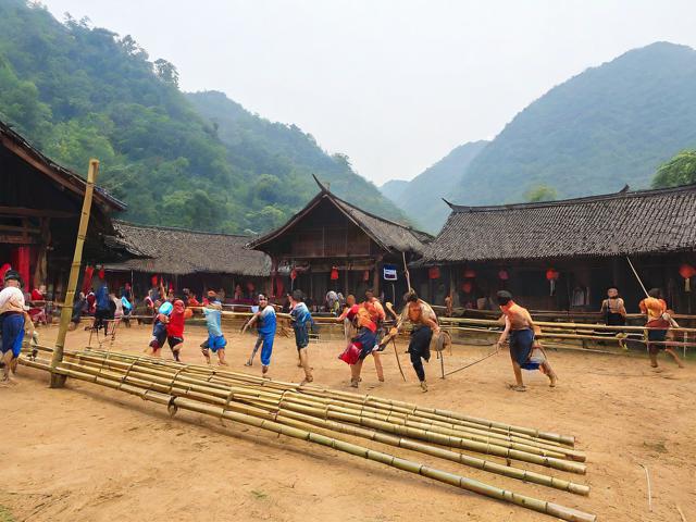 九游体育网站_ 乡村特色竹竿挤拔河，传承传统民俗运动，拔竹竿神器