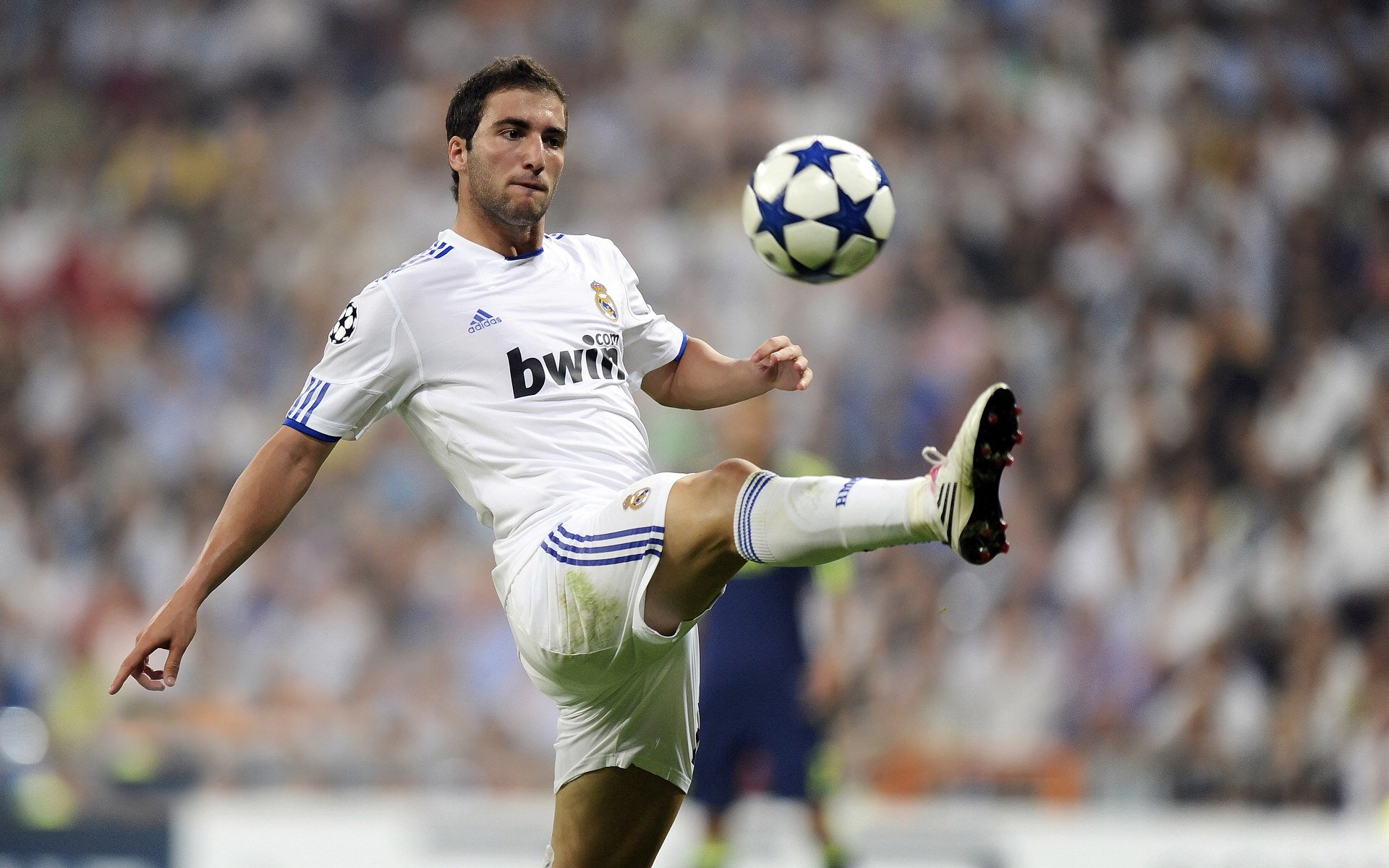 九游娱乐官方平台-西甲超级对决，精彩射门和门神扑救令人称赞，西甲门将号码规定