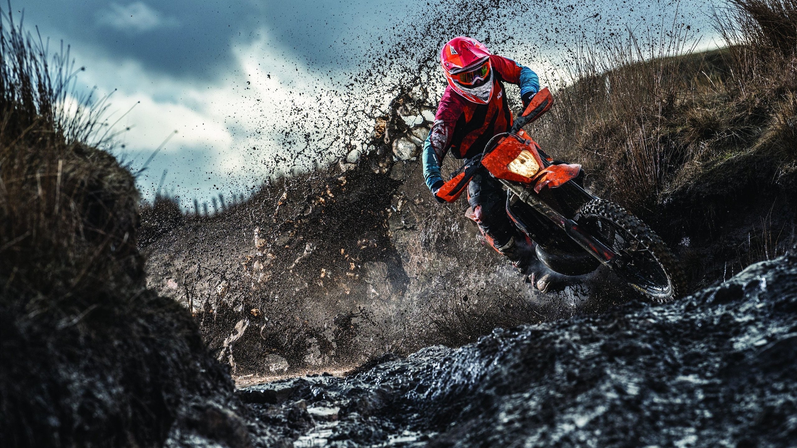 九游体育网站入口-高空空中飞人特技表演，极限动作惊艳全场，这空中飞人的特技十分惊险,看得观众瞠目结舌